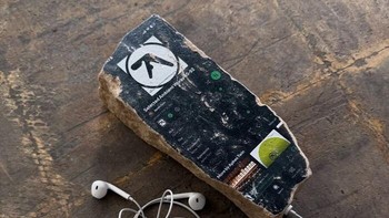 Bagaimana jika playlist favorit ikut membatu? Karya ini mengabadikan tampilan aplikasi pemutar musik layaknya peninggalan peradaban masa lampau. Foto: Kleinian via Boredpanda
