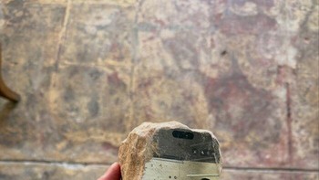 Sebuah selfie terawetkan dalam bongkahan batu yang retak. Kelak, arkeolog mungkin bertanya-tanya mengapa manusia dahulu begitu gemar memotret dirinya sendiri. Foto: Kleinian via Boredpanda