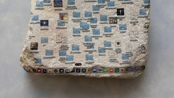 Desktop komputer yang penuh folder berubah menjadi lempengan batu. Dari tampilannya, kebiasaan menumpuk file rupanya layak diwariskan hingga ribuan tahun. Foto: Kleinian via Boredpanda