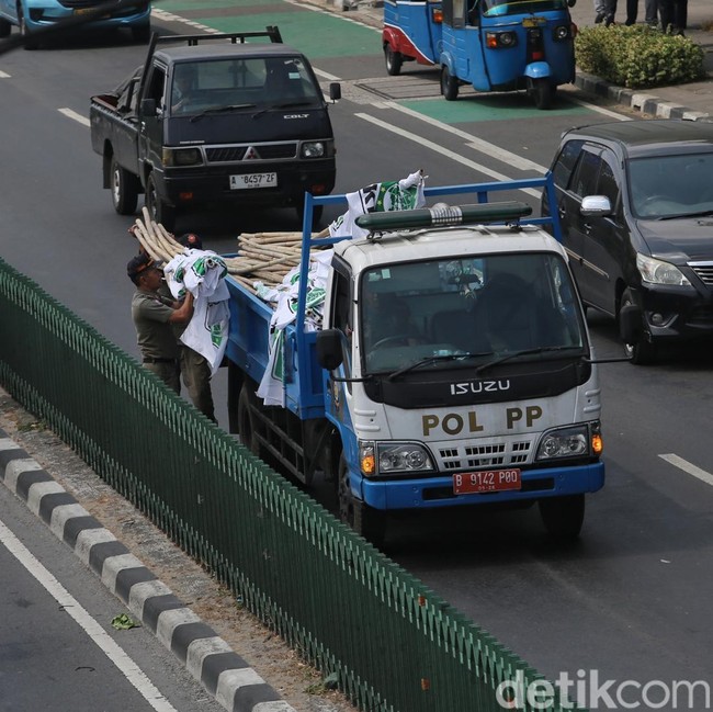 Satpol PP Tertibkan Atribut Partai Kedaluwarsa di Jalan Pasar Baru