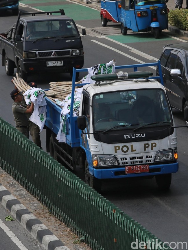 Satpol PP Tertibkan Atribut Partai Kedaluwarsa di Jalan Pasar Baru