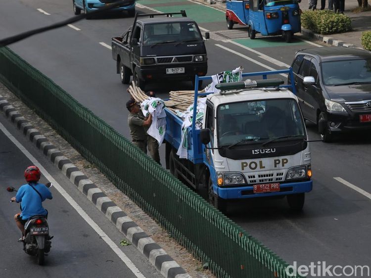 Satpol PP Tertibkan Atribut Partai Kedaluwarsa di Jalan Pasar Baru