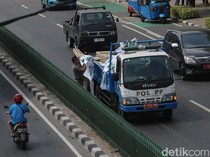 Satpol PP Tertibkan Atribut Partai Kedaluwarsa di Jalan Pasar Baru