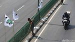 Satpol PP Tertibkan Atribut Partai Kedaluwarsa di Jalan Pasar Baru
