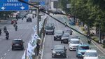 Satpol PP Tertibkan Atribut Partai Kedaluwarsa di Jalan Pasar Baru