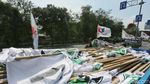 Satpol PP Tertibkan Atribut Partai Kedaluwarsa di Jalan Pasar Baru