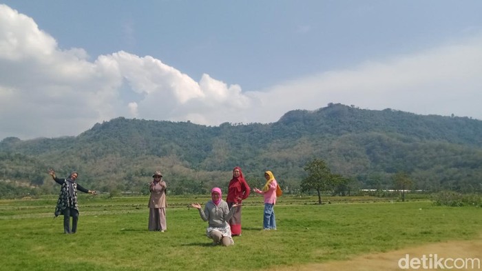 Warga tetap selfi di lahan Desa Sengon, Kecamatan Prambanan yang belum ditanami.