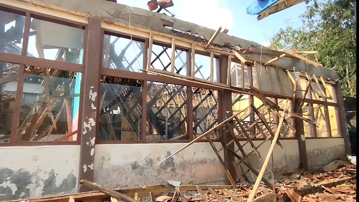 Sekolah rusak di Tasikmalaya.