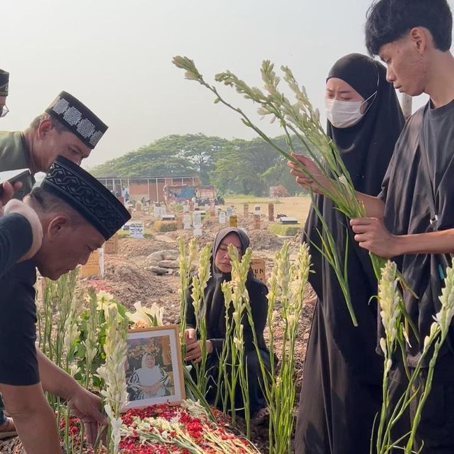Selfi Nafilah Ditinggal Ibu Selamanya Usai 1 Bulan Dampingi Lawan Sakit
