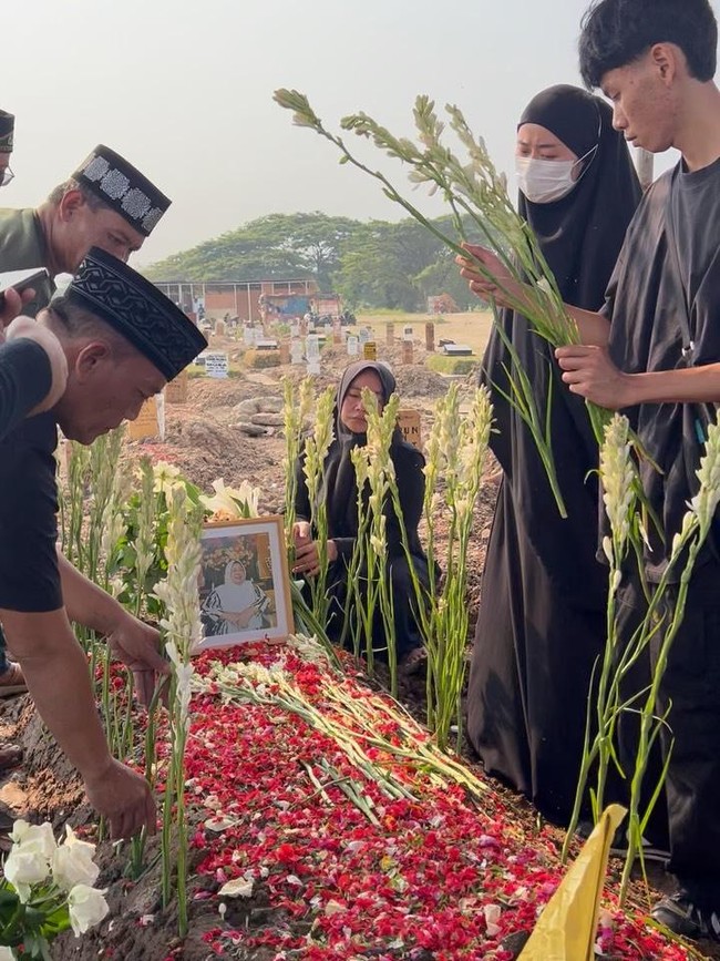 Selfi Nafilah Ditinggal Ibu Selamanya Usai 1 Bulan Dampingi Lawan Sakit