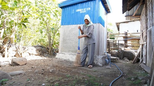 Seorang penerima manfaat program jamban keluarga dari PT STM Huu, Juhra (50)