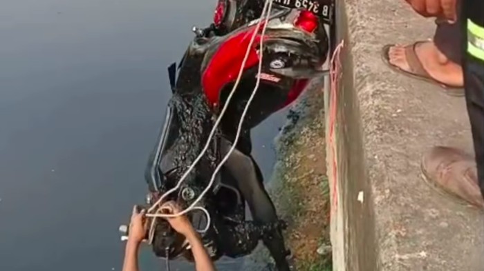 Seorang pria mengalami kecelakaan tunggal di Cengkareng, Jakbar. Pemotor itu kehilangan kendali hingga akhirnya tercebur di Kali Mookervart. Korban alami luka. (dok Istimewa)