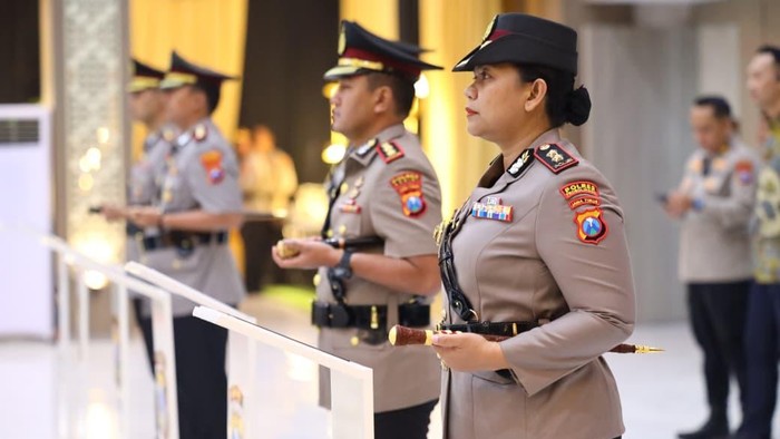 Sertijab AKBP Asmida Rizki Siregar sebagai Kapolres Probolinggo di Mapolda Jatim.