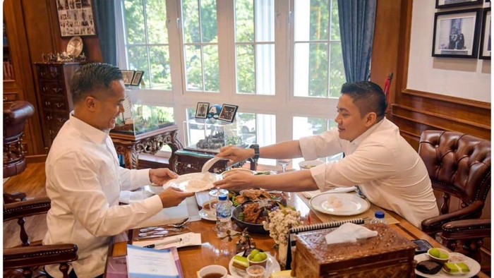 Seskab Teddy Bertemu Anindya Bakrie Bahas Motor Listrik