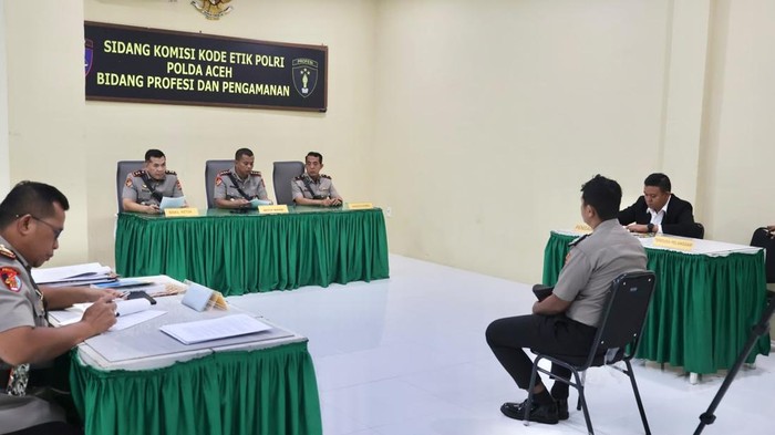 Komisi Kode Etik Polri (KKEP) melakukan sidang di Ruang Sidang Bidpropam Polda Aceh, Selasa (28/7/2026).