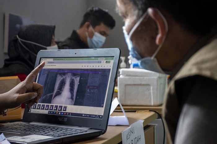 Warga menjalani pemeriksaan kesehatan saat cek kesehatan gratis (CKG) dan skrining tuberkulosis (TB) di Perpustakaan Desa Padalarang, Kabupaten Bandung Barat, Jawa Barat, Selasa (28/7/2026). Dinas Kesehatan Kabupaten Bandung Barat menggelar cek kesehatan gratis dan skrining TB bagi sedikitnya 557 warga yang tinggal di sekitar kawasan industri pertambangan dan pengolahan karst sebagai upaya deteksi dini penyakit khususnya TB paru akibat paparan polusi debu. ANTARA FOTO/Abdan Syakura/foc.