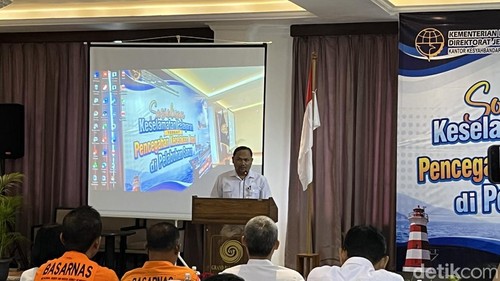 Kepala KSOP II Benoa Aprianus Hangki saat pemaparan Sosialisasi Keselamatan Pelayaran terkait Pencegahan Kecelakaan Kapal di Pelabuhan Sanur, Denpasar, Selasa (28/7/2026).
