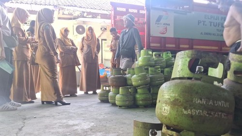 Suasana sidak yang dilakukan Dinas Perdagangan Kota Mataram di sejumlah agen dan pangkalan gas 3 kilogram, Selasa (28/7/2026). Nathea Citra/detikBali