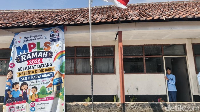 Suasana SLB B Karya Bhakti di Babakan Surabaya, Kiaracondong, Kota Bandung yang terancam gulung tikar.