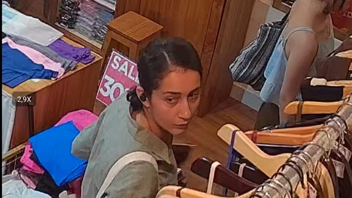 Tampang turis asing perempuan yang terekam mencuri baju di toko Yoga Shanty, Kecamatan Ubud, Gianyar, Selasa (28/7/2026). (Dok. toko Yoga Shanty)