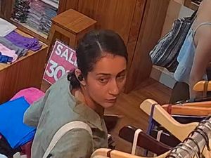 Bule Wanita Curi 4 Pakaian Senilai Rp 2,5 Juta di Ubud Terekam CCTV