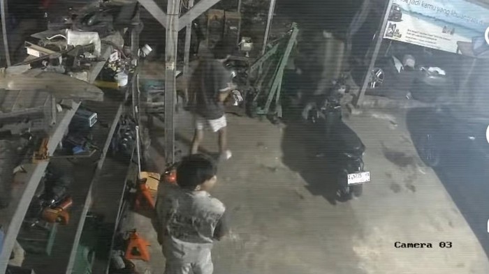 Tangkapan rekaman CCTV komplotan maling beraksi di bengkel daerah Bogor (dok.istimewa)