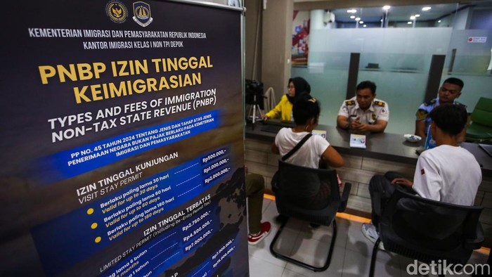 Tarif Naik! Naturalisasi Rp75 Juta, Lepas Status WNI Rp5 Juta Petugas Imigrasi Kelas I Non TPI Depok merekam info pemohon pembuatan paspor di Kantor Imigrasi Kelas I Non TPI Depok, Jawa Barat, Selasa (28/7/2026).