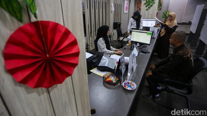 Tarif Naik! Naturalisasi Rp75 Juta, Lepas Status WNI Rp5 Juta Petugas Imigrasi Kelas I Non TPI Depok merekam info pemohon pembuatan paspor di Kantor Imigrasi Kelas I Non TPI Depok, Jawa Barat, Selasa (28/7/2026).