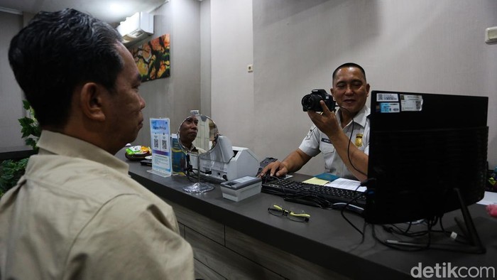 Tarif Naik! Naturalisasi Rp75 Juta, Lepas Status WNI Rp5 Juta Petugas Imigrasi Kelas I Non TPI Depok merekam info pemohon pembuatan paspor di Kantor Imigrasi Kelas I Non TPI Depok, Jawa Barat, Selasa (28/7/2026).