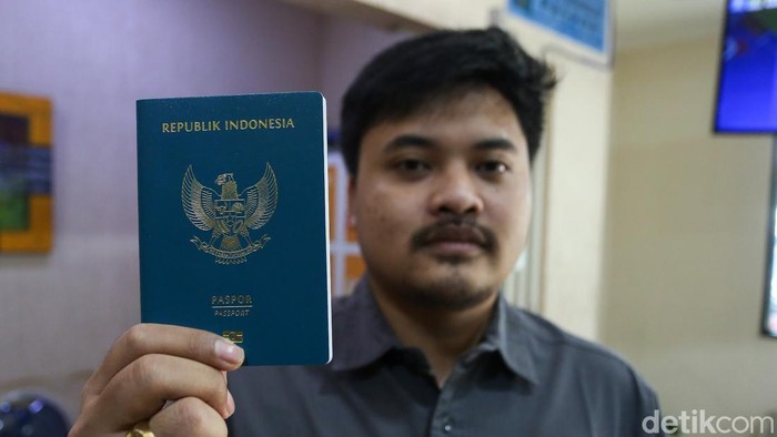 Tarif Naik! Naturalisasi Rp75 Juta, Lepas Status WNI Rp5 Juta Petugas Imigrasi Kelas I Non TPI Depok merekam info pemohon pembuatan paspor di Kantor Imigrasi Kelas I Non TPI Depok, Jawa Barat, Selasa (28/7/2026).