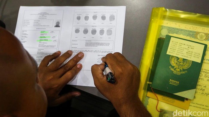 Tarif Naik! Naturalisasi Rp75 Juta, Lepas Status WNI Rp5 Juta Petugas Imigrasi Kelas I Non TPI Depok merekam info pemohon pembuatan paspor di Kantor Imigrasi Kelas I Non TPI Depok, Jawa Barat, Selasa (28/7/2026).