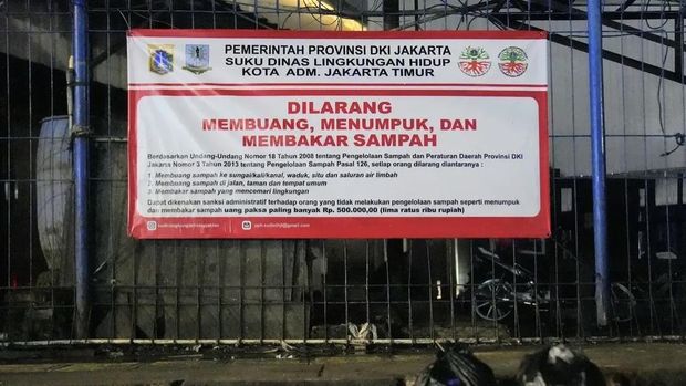 Tiga orang terjaring operasi tangkap tangan (OTT) saat membuang sampah sembarangan di area Cipinang Melayu, Jakarta Timur. (dok DLH DKI)