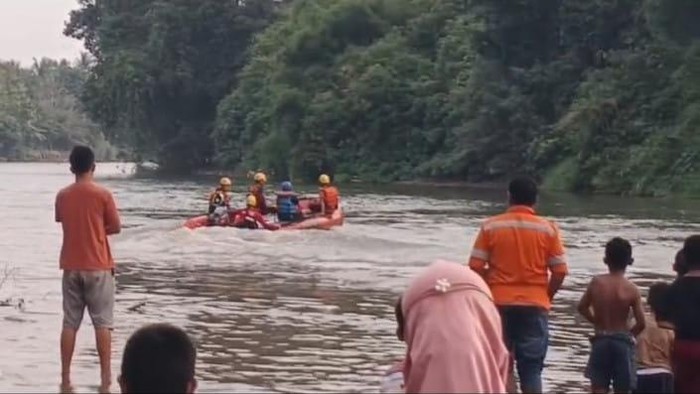 Tim gabungan sedang melakukan pencarian korban tenggelam di sungai Enim, Muara Enim