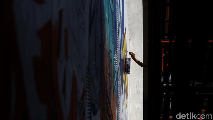 Taman Ismail Marzuki (TIM), Jakarta, menjadi ruang kolaborasi lintas negara melalui pembuatan mural bertajuk Interconnected Existence yang dikerjakan oleh seniman asal Ukraina, Vitalii Hrekh atau yang dikenal dengan nama Dilkone, bersama seniman Austria Manuel Skirl dan seniman Indonesia Muna Diannur. Karya tersebut mulai dikerjakan pada Selasa (28/7/2026) dan dijadwalkan rampung pada Kamis (30/7) sebelum dibuka untuk dinikmati publik.