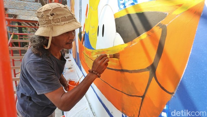 Taman Ismail Marzuki (TIM), Jakarta, menjadi ruang kolaborasi lintas negara melalui pembuatan mural bertajuk Interconnected Existence yang dikerjakan oleh seniman asal Ukraina, Vitalii Hrekh atau yang dikenal dengan nama Dilkone, bersama seniman Austria Manuel Skirl dan seniman Indonesia Muna Diannur. Karya tersebut mulai dikerjakan pada Selasa (28/7/2026) dan dijadwalkan rampung pada Kamis (30/7) sebelum dibuka untuk dinikmati publik.