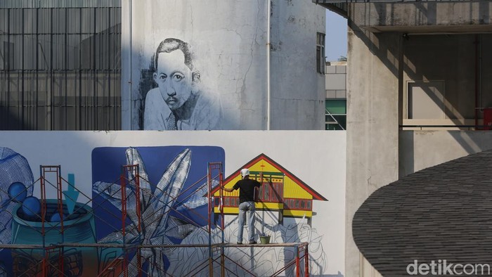 Taman Ismail Marzuki (TIM), Jakarta, menjadi ruang kolaborasi lintas negara melalui pembuatan mural bertajuk Interconnected Existence yang dikerjakan oleh seniman asal Ukraina, Vitalii Hrekh atau yang dikenal dengan nama Dilkone, bersama seniman Austria Manuel Skirl dan seniman Indonesia Muna Diannur. Karya tersebut mulai dikerjakan pada Selasa (28/7/2026) dan dijadwalkan rampung pada Kamis (30/7) sebelum dibuka untuk dinikmati publik.