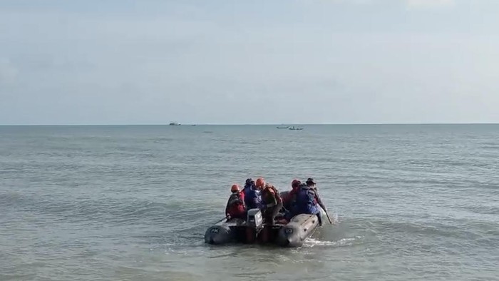 Tim SAR gabungan melakukan pencarian dan mendatangi Kapal Motor (KM) Kenanga Indah.