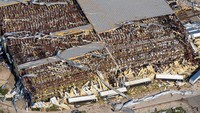 Foto udara memperlihatkan sebuah bangunan dengan atap yang terlepas setelah diterjang tornado di Menasha, Wisconsin, Amerika Serikat, Senin (27/7/2026). REUTERS/Mark Hoffman
