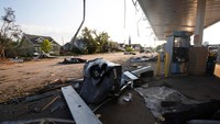 Tornado yang dipicu badai petir hebat melanda wilayah timur laut Wisconsin, termasuk Menasha dan Appleton, serta menyebabkan kerusakan pada permukiman, kawasan industri, dan fasilitas umum. REUTERS/Daniel Kramer