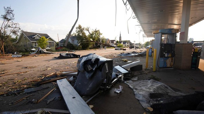 Debris lies at a gas station after a tornado was reported by the National Weather Service in Menasha, Wisconsin, U.S., July 27, 2026. REUTERS/Daniel Kramer