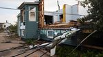 Tornado Hantam AS, Atap Bangunan Beterbangan