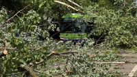 Tim National Weather Service masih melakukan survei untuk menentukan jalur serta kekuatan resmi tornado menggunakan skala Enhanced Fujita (EF). REUTERS/Daniel Kramer