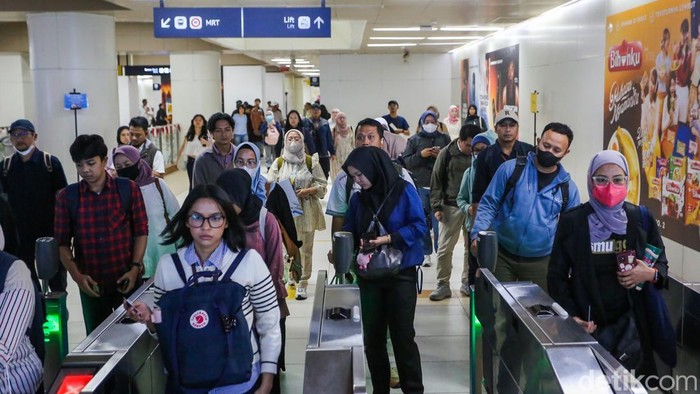 Penumpang menaiki Moda Raya Terpadu (MRT) di Stasiun Blok M, Jakarta, Selasa (28/7/2026). Jumlah pengguna transportasi umum di Jakarta terus meningkat seiring bertambahnya minat masyarakat beralih ke angkutan massal.