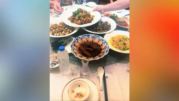 Tren Berburu Kerang dan Kepiting di Pantai yang Tuai Kritik