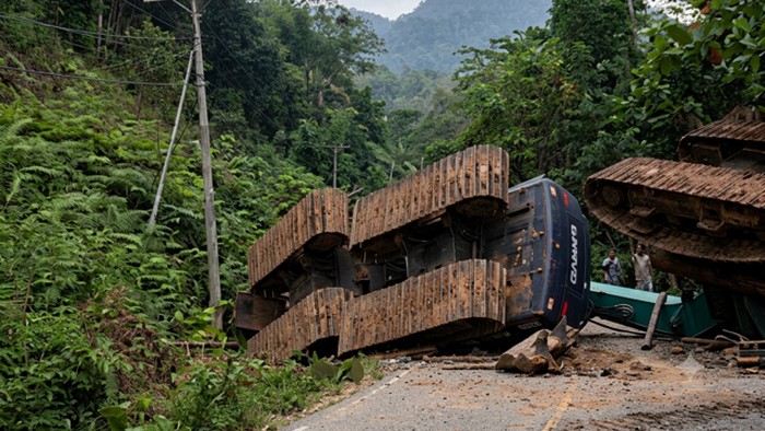 Truk angkut tiga ekskavator terguling di Trans Kalimantan wilayah Lamandau.