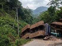 Truk Angkut 3 Ekskavator Terguling di Lamandau, Jalur Trans Kalimantan Lumpuh