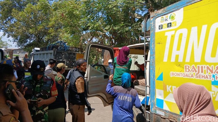 Truk sampah sempat terhambat masuk TPA Antang Makassar imbas demo pemulung.