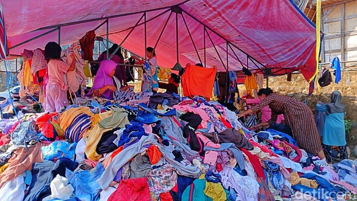 Tumpukan baju dari sumbangan untuk warga terdampak kebakaran di Kampung Adat Ciptamulya, Kabupaten Sukabumi