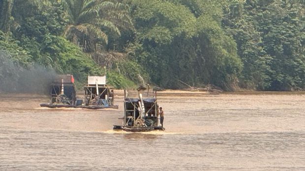 Upaya penertiban PETI di Kuansing, Riau mendapatkan perlawanan warga. Polisi berhasil membakar 1 unit dompeng di Cerenti, Kuansing, pada Senin (27/7/2026).
