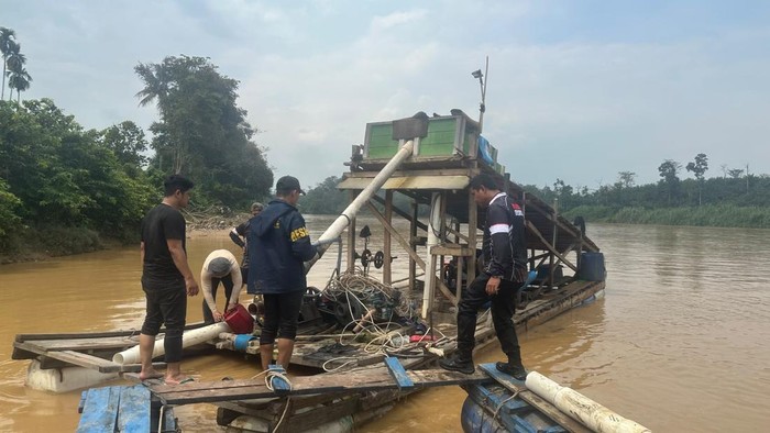 Upaya penertiban PETI di Kuansing, Riau mendapatkan perlawanan warga. Polisi berhasil membakar 1 unit dompeng di Cerenti, Kuansing, pada Senin (27/7/2026).